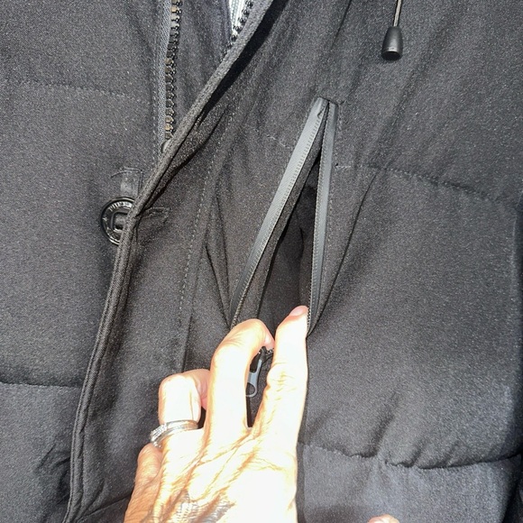 Black Ski & Snowboard Jacket with Insulation and Extreme Weather Resistance - Picture 7 of 14